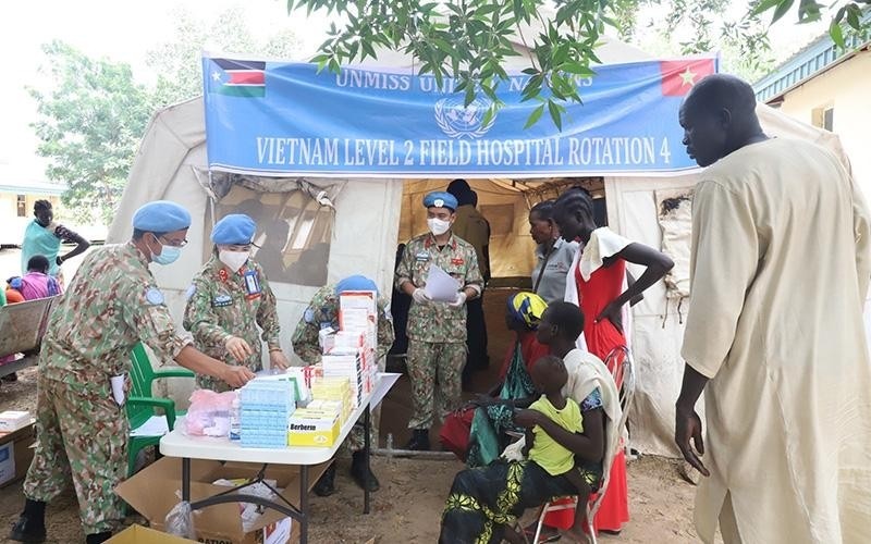 Medical workers of the Vietnam Level 2 Field Hospital Rotation 4 organises the medical examination for patients at Bentiu Hospital in Unity State. 