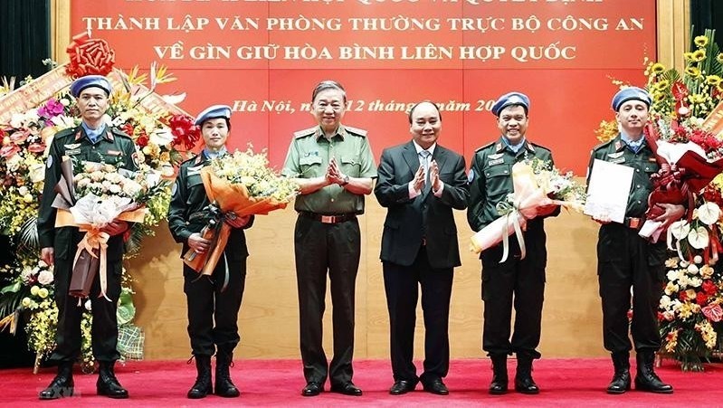 President Nguyen Xuan Phuc presents flowers to peacekeeping officers. (Photo: VNA)