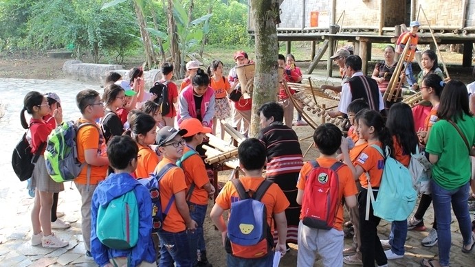 Children watch a gong performance at the Vietnam National Village for Ethnic Culture and Tourism (Photo: Vietnam National Village for Ethnic Culture and Tourism)