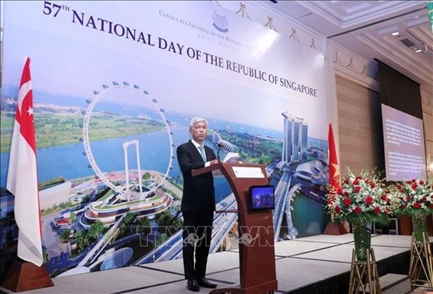 Vice Chairman of the municipal People’s Committee Vo Van Hoan delivers the remark at the celebration ceremony of Singapore’s 57th National Day on August 15. (Photo: VNA)