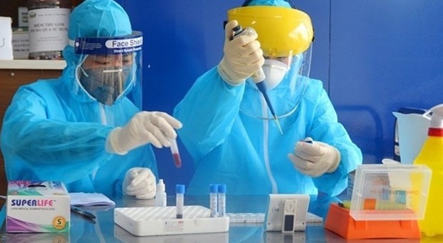 Health workers perform COVID-19 testing. (Photo: VNA)