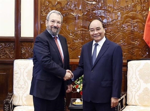 President Nguyen Xuan Phuc (R) and former Prime Minister of Israel Ehud Barak (Photo: VNA)