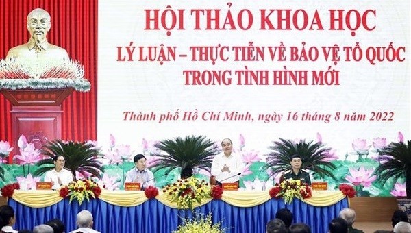 President Nguyen Xuan Phuc (standing) addresses the event. (Photo: VNA)