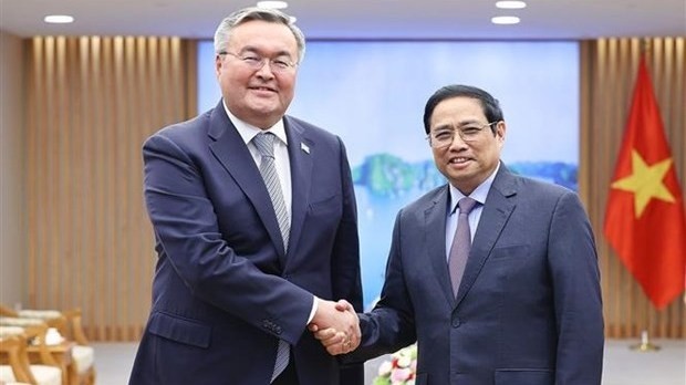 Prime Minister Pham Minh Chinh (R) and Kazakh Deputy Prime Minister and Foreign Minister Mukhtar Tileuberdi (Photo: VNA)