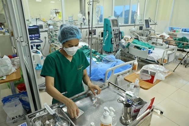 A medical worker prepares medicine for COVID-19 patients at the National Hospital for Tropical Diseases' Intensive Care Unit (Photo: VNA)