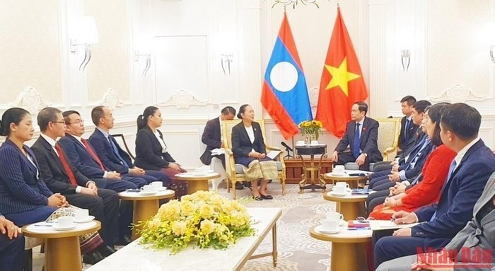 Permanent Vice Chairman of the National Assembly Tran Thanh Man receives Secretary General of the National Assembly of Laos Pingkham Lasasimma. (Photo: NDO)