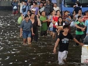 Thailand calls holiday to allow escape from floods