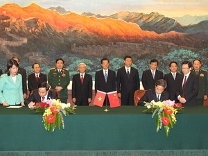 Beijing, 2011: Signing the Vietnam-China Agreement on basic principles for settling maritime issues (Photo: VNA)