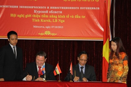 Vietnamese Ambassador to Russia Pham Xuan Son and Kursk Mayor Alexandr Mikhailove at the forum (Photo: baotintuc.vn)