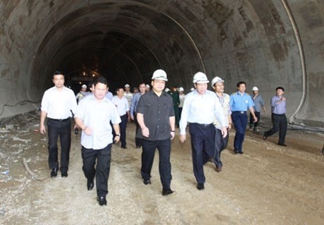 Deputy PM Hai visits a tunnel in Yen Bai province (Photo: chinhphu.vn)