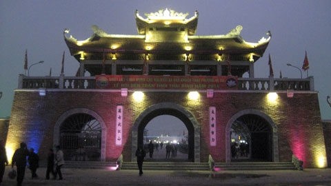 The three-door gate leading to the Tran Temple in Thai Binh illuminated at night