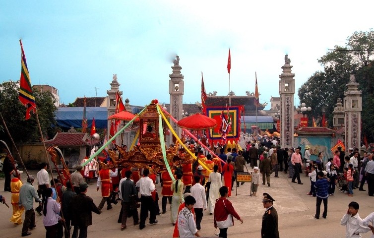 The Temple dedicated to King Mai Hac De on the festive day (photo: VNA)