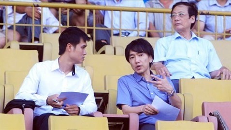Newly appointed men’s national team coach, Toshiya Miura (in blue) 