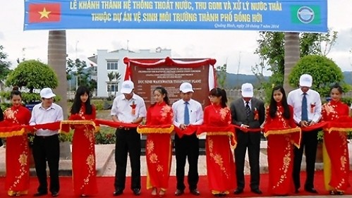Provincial leaders cut the ribbon to inaugurate the sewage treatment plant.