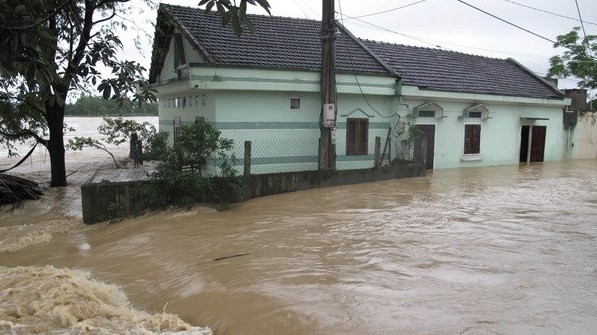 Constant floods cause devasting property damage and loss of lives in the central region. (Credit: VNA) 
