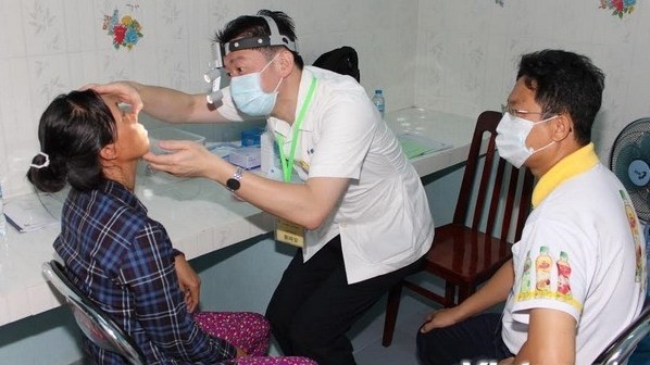 Taiwanese doctors provide medical check-ups to needy people in Dong Nai. (Credit: Vietnam+)