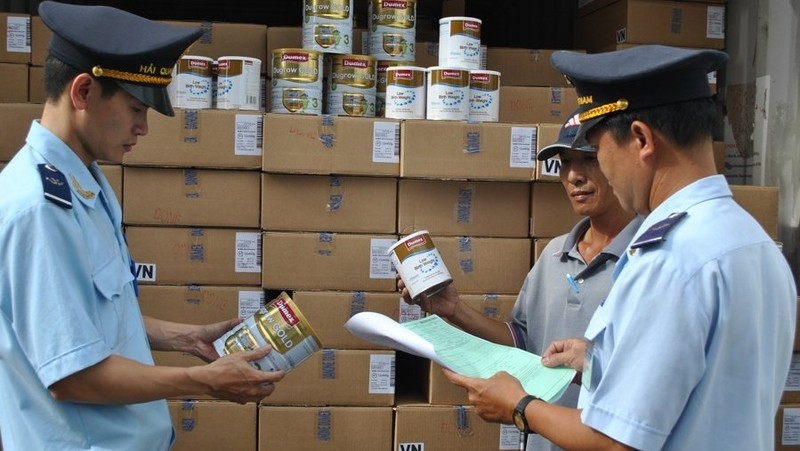 Customs officials inspect imported milk at Saigon Port (photo: Thu Hoa)