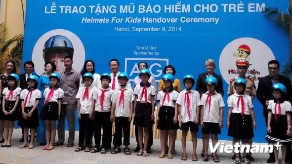 Trung Vuong primary school’s students receive free helmets (Source: VNA)