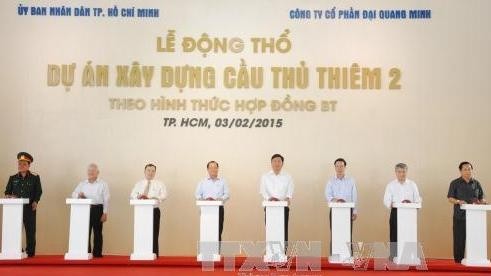 Leaders of Ho Chi Minh City and the Ministry of Construction press a button to launch the project. (Credit: VNA)