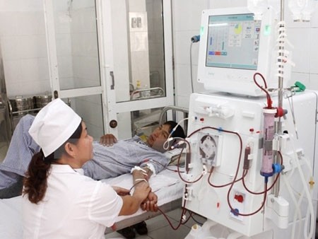A patient with kidney disease is treated for his condition. (Image credit: VNA)