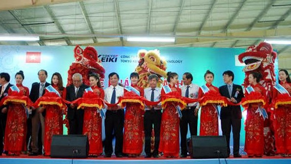 Delegates cut a ribbon to inaugurate the plant at Da Nang city’s Hi-Tech Park on May 22. (Credit: dddn.com.vn)