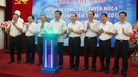 Minister of Transport Dinh La Thang (4th from left) presses a button to launch the service.