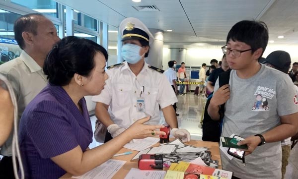 Minister Tien inspects infection control and prevention at Tan Son Nhat Airport