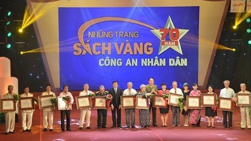 President Sang and Minister Quang present prizes to winners of the writing contest