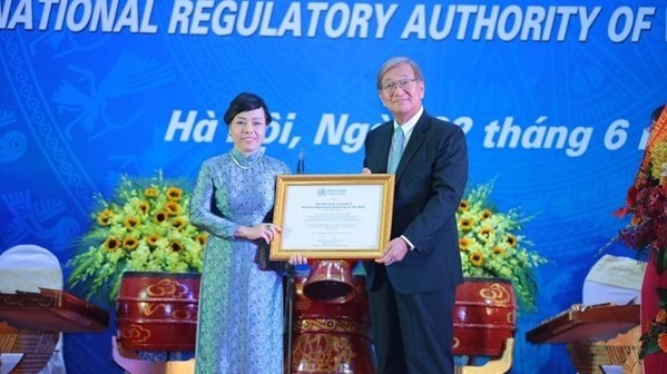 Minister of Health Nguyen Thi Kim Tien receives the WHO’s certificate recognising Vietnam’s fully-equipped national regulatory system.