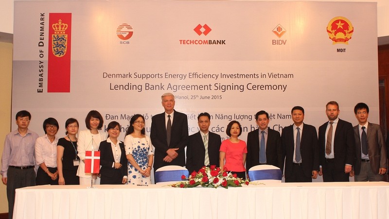 Danish Ambassador to Vietnam John Nielsen (middle) and representatives from the MOIT, GIF, BIDV, Techcombank and SCB pose for a photo at the signing ceremony.