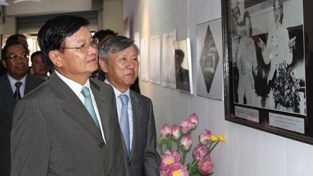 Lao Deputy Prime Minister and Foreign Minister Thongloun Sisoulith, Vietnamese Ambassador to Laos Nguyen Manh Hung and representatives from embassies of ASEAN countries in Laos, as well as Vietnamese people in Laos visit the exhibition