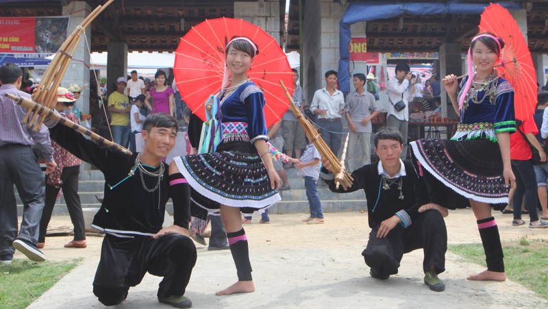 A folk dance at the opening day of the festival (Photo: antt.vn)