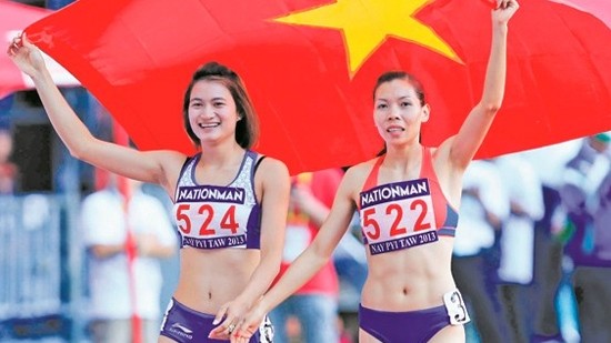 Nguyen Thi Oanh (left) is a worthy successor to queen of speed Vu Thi Huong (right) in the 100m and 200m distances.