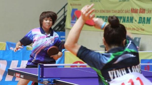 Pham Da Thao (left) wins the decisive game against Vinh Long 1 to lift Hanoi to the women’s team semifinals. 
