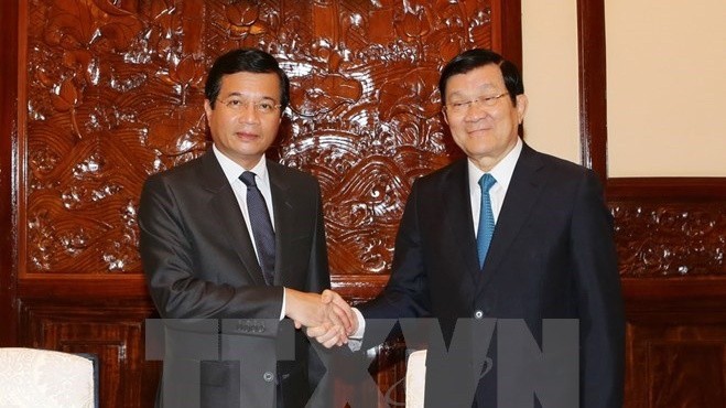 President Truong Tan Sang (R) bids farewell to Lao Ambassador to Vietnam Somphone Sichaleune (Photo: VNA)