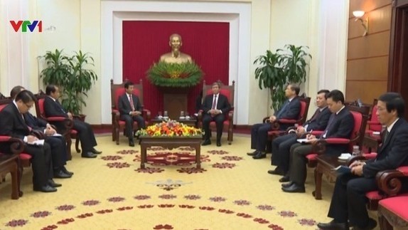 Politburo member Dinh The Huynh (right) receives outgoing Lao Ambassador to Vietnam Somphone Sichaleune. (Credit: vtv.vn) 
