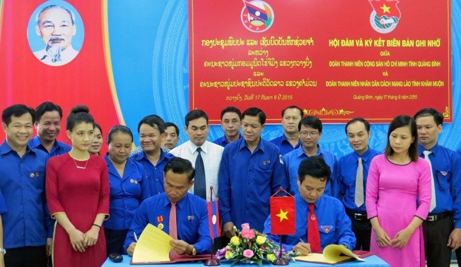 The two sides sign an MoU on promoting collaboration. (Credit: baoquangbinh.vn)