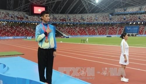 Nguyen Hoang Minh bags gold medal in men's 1,500 metre running event. (Photo: VNA)