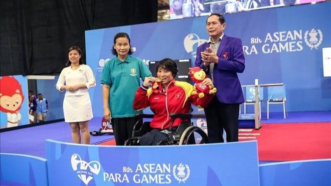 Powerlifter Chau Hoang Tuyet Loan bags a gold medal for Vietnam at the APG2015.