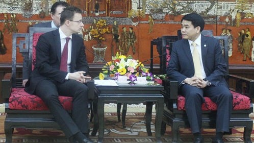 Chairman of the People’s Committee of Hanoi Nguyen Duc Chung (right) receives Hungarian Minister of Foreign Affairs and Trade Peter Szijjarto.