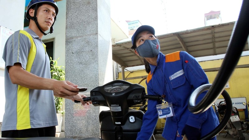Petrol prices down sharply by nearly VND1,000 per litre