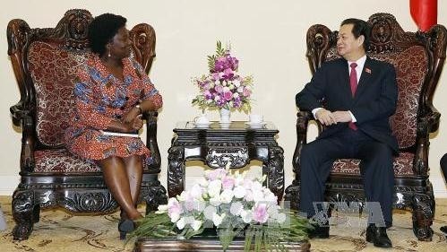 Prime Minister Nguyen Tan Dung (R) receives WB Country Director Victoria Kwakwa (Photo: VNA)