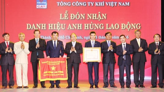 Deputy PM Nguyen Xuan Phuc (fifth from left) congratulates PV Gas leaders, officials and workers on the honour. (Credit: sggp.org.vn)