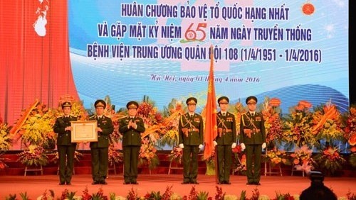Chief of the General Department of Politics under the Vietnam People’s Army General Ngo Xuan Lich presents the National Protection Order, first class to the Military Central Hospital 108. (Credit: qdnd.vn)