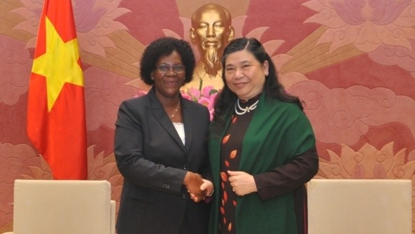NNA Vice Chairwoman Tong Thi Phong (R) and  Chairperson of the Mozambican Assembly’s Commission on International Relations, Cooperation and Communities  Ines Martins (Source: dangcongsan.vn)