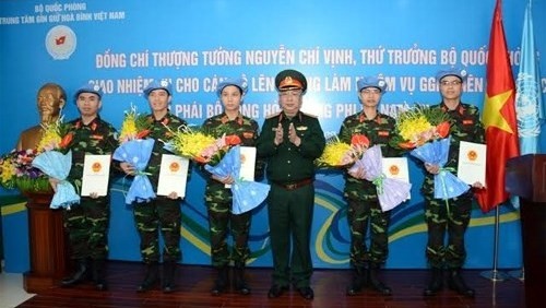 Sen. Lieut. Gen. Nguyen Chi Vinh and the five officers (photo: VGP)