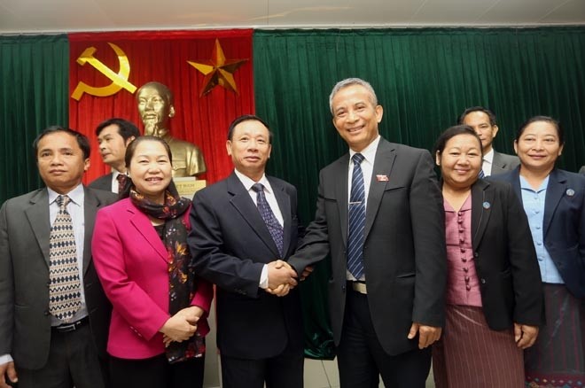 VGCL President Dang Ngoc Tung with Lao guests (Credit: laodong.com.vn)