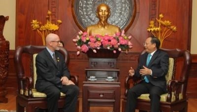 Vice Secretary of Ho Chi Minh City’s Party Committee Tat Thanh Cang (R) receives Chairman of the Communist Party USA John Bachtell (Photo: VNA)
