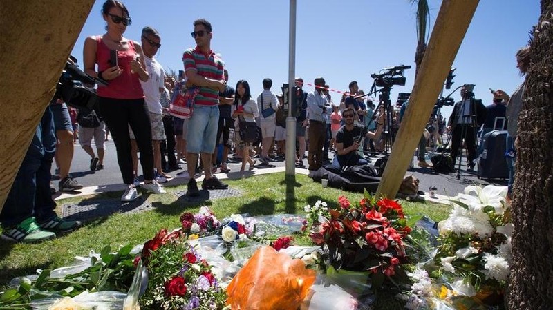 People offer flowers to the victims near the site of the terrorist attack in Nice, France, July 15, 2016. (Photo: XInhua)