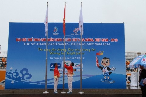 The Vietnamese flag is raised at the ceremony. Photo: thethaovanhoa.vn